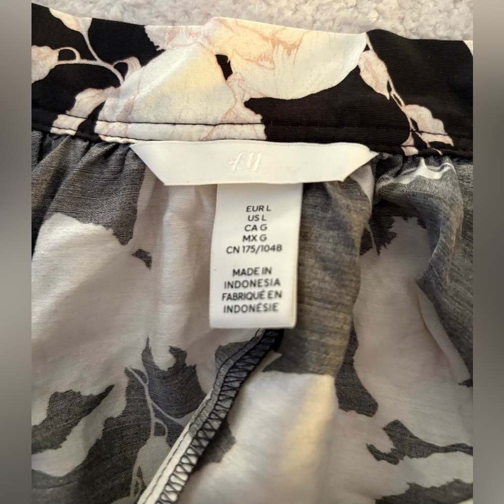H&M Women’s Black/Cream Floral Oversized Blouse, Stand Color, V-Neck; Size L - Picture 5 of 10